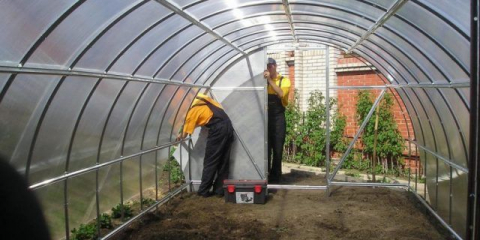 Jak upevnit polykarbonátový skleník k zemi bez základů vlastními rukama